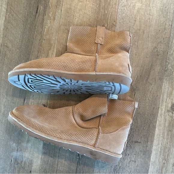 Ugg Classic Unlined Mini Perf Boots - Picture 4 of 11